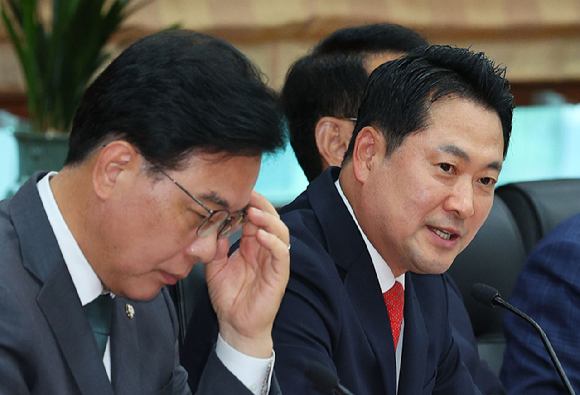 국민의힘 배준영 의원이 29일 인천시 중구 상상플랫폼 옥상에서 장동혁 대표에게 지역 현안을 설명하고 있다. [사진=연합뉴스]