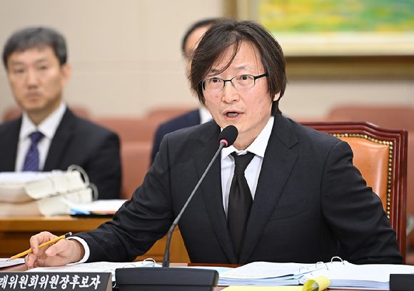 지난달 31일 서울 성동구 글로우 성수에 마련된 경제유튜버 슈카의 ETF 베이커리 팝업 스토어 앞에 빵을 사려는 시민들이 줄을 서고 있다. [사진=연합뉴스]