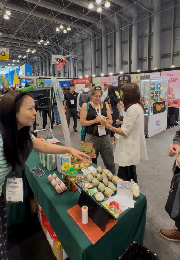 일미푸드가 미국 뉴욕에서 열린 세계 최대 프리미엄 식품 박람회 '2026 Summer Fancy Food Show'에서 컵피클과 프리미엄 피클 제품을 선보였다. 사진은 '2026 Summer Fancy Food Show' 박람회 현장. [사진=일미푸드]