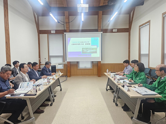 이미라 산림청 차장이 2일 충청북도 산림바이오센터를 방문해 운영 현황을 점검하고 있다. [사진=산림청]