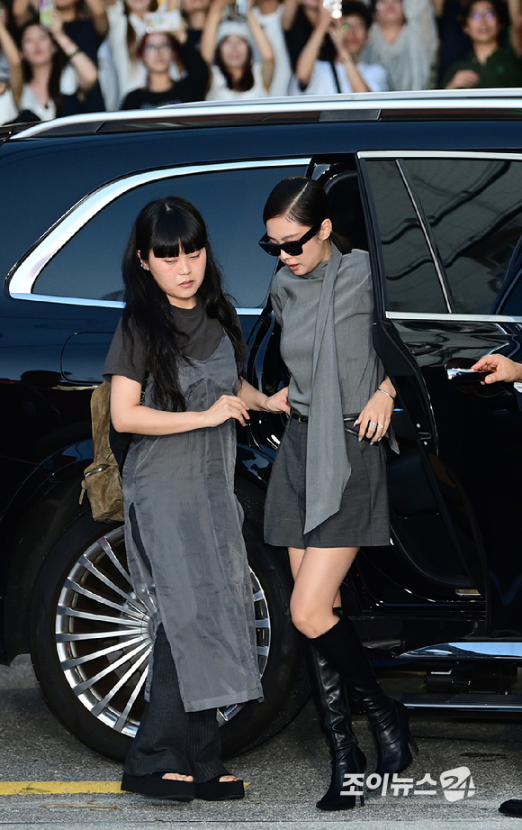 그룹 블랙핑크 제니가 4일 오후 서울 성수동 인근에서 진행된 아이웨어 브랜드 포토콜 행사에 참석하고 있다. [사진=정소희 기자]