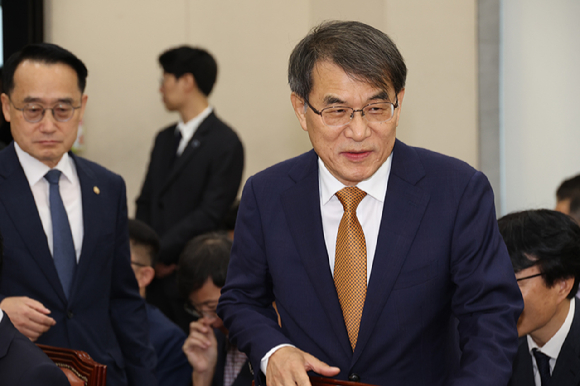 노태악 중앙선거관리위원장이 15일 서울 여의도 국회에서 열린 행정안전위원회의 중앙선거관리위원회, 인사혁신처 등에 대한 국정감사에 참석하고 있다. [사진=연합뉴스]