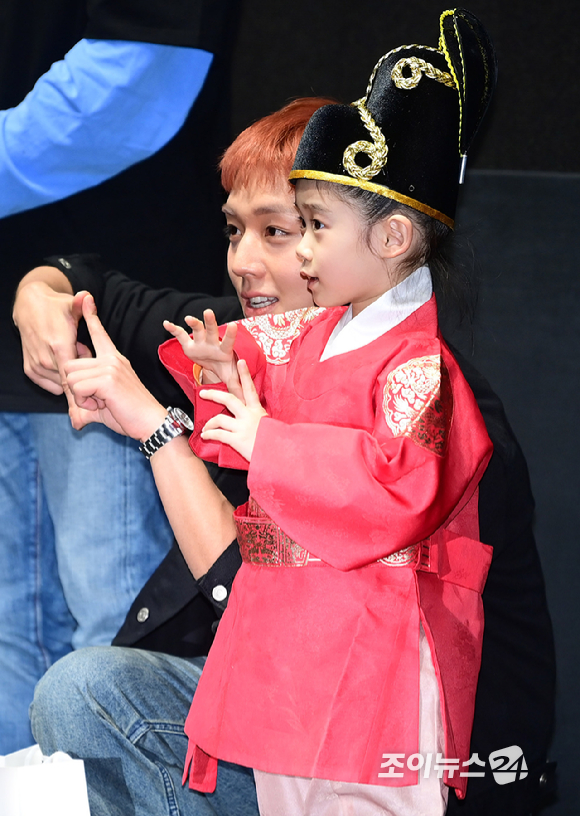 배우 박지훈이 17일 오후 서울 강남구 삼성동 메가박스 코엑스점에서 열린 영화 '왕과 사는 남자' 1,300만 돌파 흥행 감사 무대 인사에 참석해 곤룡포를 입고 온 어린이 팬과 기념사진을 촬영하고 있다. [사진=정소희 기자]