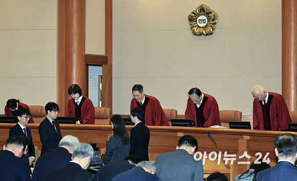 문형배 헌법재판소장 권한대행과 헌법재판관 등이 25일 오후 서울시 종로구 재동 헌법재판소 대심판정에서 열린 대통령 탄핵 심판 11차 변론에 착석해 있다. [사진=사진공동취재단]