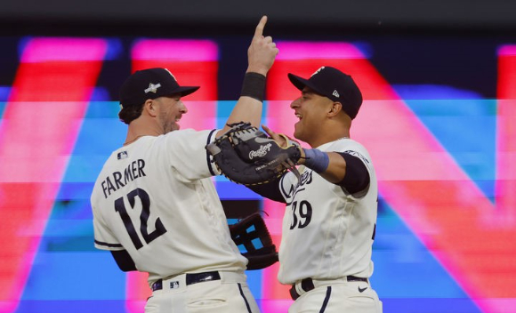 MLB 미네소타가 4일(한국시간) 열린 토론토와 아메리칸리그 와일드카드 시리즈 1차전에서 3-1로 이겼다. 승리를 확정하자 미네소타 카일 파머(왼쪽)와 도노번 솔라노가 기뻐하고 있다. [사진=뉴시스]