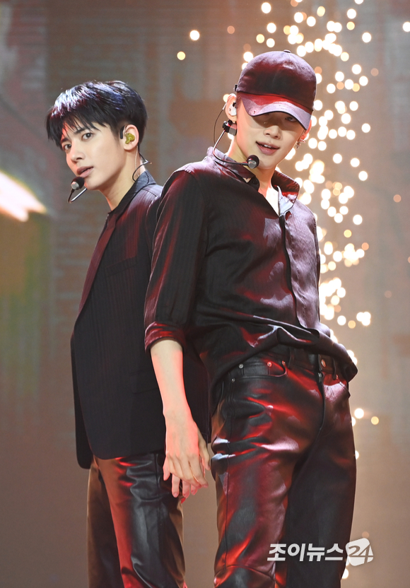 그룹 투모로우바이투게더(TXT&middot;투바투) 태현과 연준이 9일 오후 서울 광진구 광장동 예스24라이브홀에서 열린 투모로우바이투게더 미니 4집 '미니소드 2 : 서스데이스 차일드(minisode 2: Thursday's Child)' 미디어 쇼케이스 행사에 참석해 타이틀곡 'Good Boy Gone Bad' 무대를 선보이고 있다. [사진=정소희 기자]