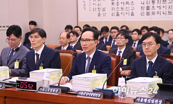김대웅 서울고등법원장이 16일 서울 여의도 국회에서 열린 법제사법위원회의 서울고등법원 등에 대한 국정감사에서 질의에 답변하고 있다. [사진=곽영래 기자]