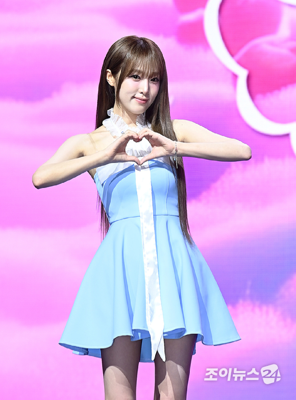 가수 최예나가 29일 오후 서울 용산구 블루스퀘어서 열린 네 번째 미니앨범 '블루밍 윙스 (Blooming Wings)' 발매기념 쇼케이스에서 포토타임을 갖고 있다. [사진=곽영래 기자]