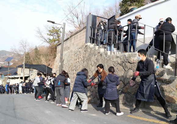 ﻿DL이앤씨 임직원 가족들이 지난 10일 서울 서대문구 홍제동 개미마을을 찾아 '사랑 나눔 연탄 봉사활동'을 진행하고 있다. [사진=﻿DL이앤씨]