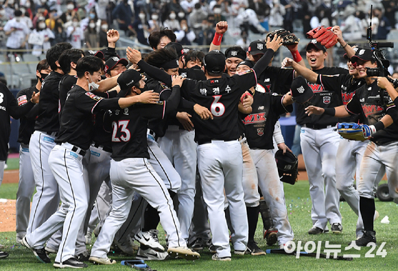 18일 서울 고척스카이돔에서 '2021 신한은행 SOL KBO리그' KT 위즈와 두산 베어스의 한국시리즈 4차전이 진행됐다. 시리즈 전적 4-0으로 한국시리즈 우승을 차지한 KT 선수들이 박경수와 함께 기뻐하고 있다. [사진=김성진 기자]