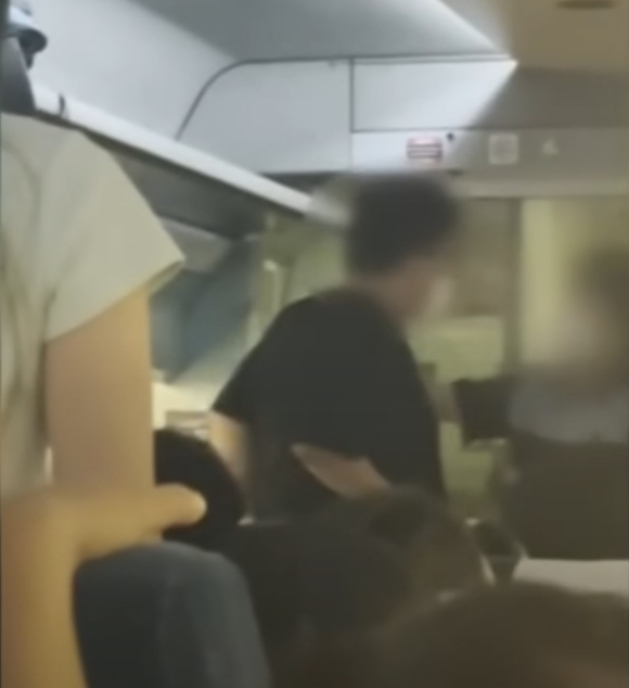 지난 14일 부산에서 서울로 향하는 KTX 열차 안에서 30대 남성이 난동을 부리고 있다. [사진='채널A' 보도 화면 캡처]