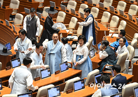 1일 오후 서울 여의도 국회에서 열린 제429회 국회(정기회) 개회식에서 국민의례를 하고 있다. 국민의힘 의원들의 검은 옷과 더불어민주당 의원 등의 한복이 대비되고 있다. [사진=곽영래 기자]