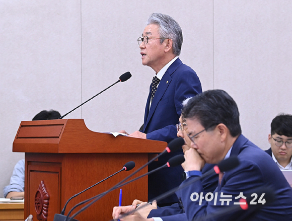 강호동 농협중앙회장이 16일 서울 여의도 국회 농림축산식품해양수산위원회 국정감사에 출석해 업무보고를 하고 있다. [사진=곽영래 기자]
