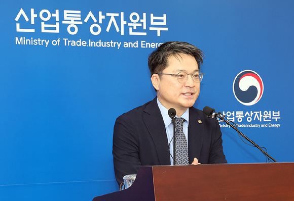 산업통상자원부 문신학 1차관이 1일 정부세종청사 산업통상자원부 기자실에서 2026년도 예산안에 관해 설명하고 있다. [사진=연합뉴스]