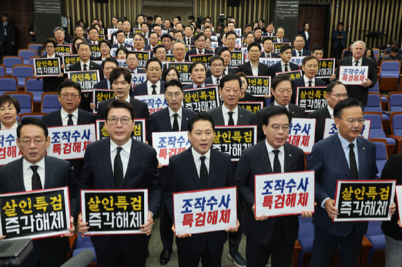 국민의힘 장동혁 대표, 송언석 원내대표 등 의원들이 13일 서울 여의도 국회에서 열린 긴급 의원총회에서 경기도 양평군 공무원 A씨가 김건희 여사 관련 의혹을 수사하는 민중기 특별검사팀의 소환 조사를 받은 뒤 숨진 채 발견된 것과 관련, 특검 수사 규탄 피케팅을 하고 있다. 2025.10.13 [사진=연합뉴스]
