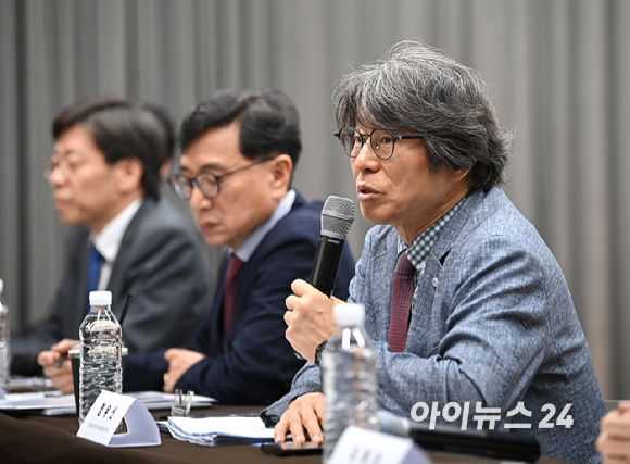 정유신 한국핀테크산업협회 디지털경제금융연구원장 겸 서강대 기술경영대학원장이 28일 오후 서울 중구 전국은행연합회관 국제회의실에서 열린 제3회 아이뉴스24 금융포럼 '사이버 뱅크런, 우리는 안전한가'에서 집중토론 좌장으로 참석하고 있다. [사진=곽영래 기자]