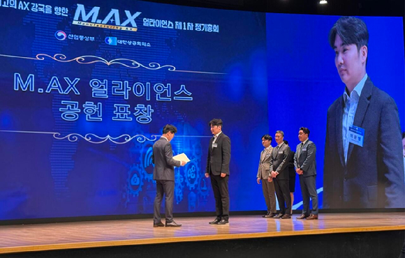 이윤행 에이딘로보틱스 대표(가운데 오른쪽)가 김정관 산업통상자원부 장관(왼쪽)으로부터 표창을 받고 있다 . [사진=에이딘로보틱스]