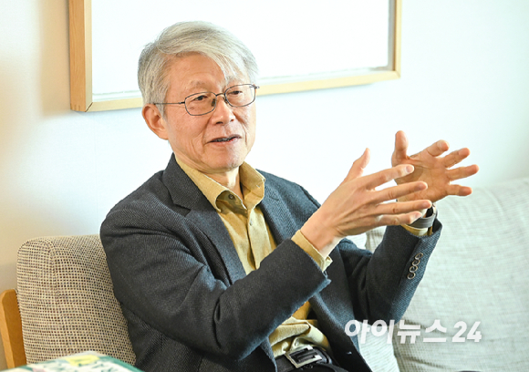 최기영 반도체공학회 회장(전 과학기술정보통신부 장관)이 지난 29일 서울시 용산구 인근에서 아이뉴스24와 인터뷰를 하고 있다. [사진=곽영래 기자]