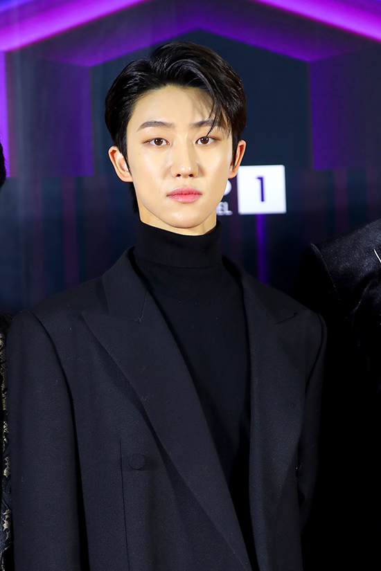 그룹 세븐틴 디에잇이 8일 오후 서울 고척 스카이돔에서 진행된 '36회 골든디스크 어워즈' 레드카펫 행사에 MC로 참석해 포즈를 취하고 있다. [사진=골든디스크 어워즈 사무국]