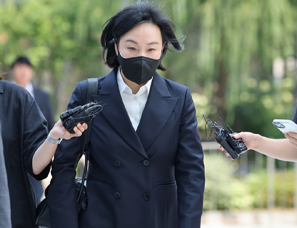 윤석열 전 대통령의 배우자 김건희 여사가 24일 서울 서초동 서울중앙지법에서 열린 김 여사의 특정범죄가중처벌법상 알선수재 및 자본시장법·정치자금법 위반 등 사건 첫 재판에 출석하고 있다. [사진=사진공동취재단]