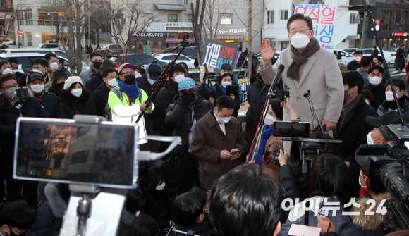 이재명 더불어민주당 대선후보가 21일 서울 마포구 연남동 거리에서 열린 '걸어서 민심 속으로' 연남동 거리 걷기 행사에서 시민들에게 인사하고 있다. [사진=국회사진취재단]