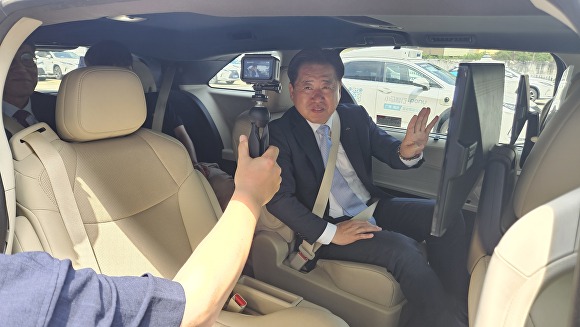 중국 광저우시 포니.ai R&D센터에서 오영훈 도지사가 완전자율주행 차량을 시승하고 있다. [사진=제주특별자치도 ]