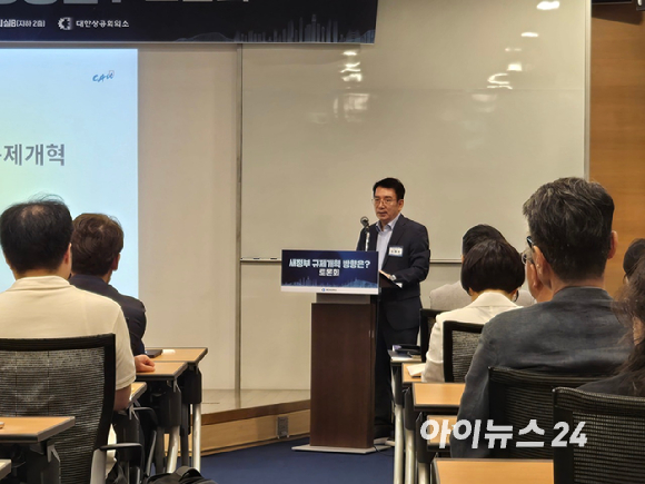 송승헌 맥킨지앤드컴퍼니 한국오피스 대표가 14일 대한상공회의소에서 열린 '새 정부 규제개혁 방향은?' 토론회에서 발언하고 있다. [사진=최란 기자]