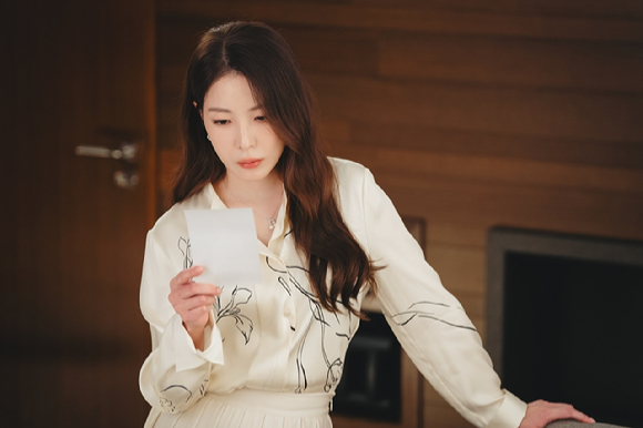 보아가 tvN 월화드라마 '내 남편과 결혼해줘'에서 오유라 역을 맡아 빌런 연기를 하고 있다. [사진=tvN]