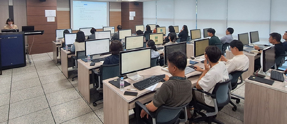 지난 2023년 국가공무원 9급 채용 필기시험이 치러지는 서울 용산구 한 시험장에서 수험생들이 시험 시작을 기다리고 있다. [사진=연합뉴스]