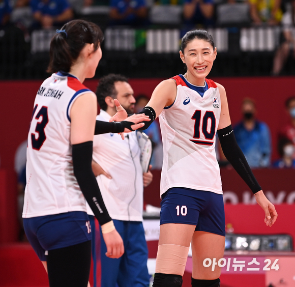 6일 오후 일본 도쿄 아리아케 아레나에서 열린 2020 도쿄올림픽 여자 배구 준결승 대한민국 대 브라질의 경기가 진행됐다. 한국 김연경이 박정아와 하이파이브를 하고 있다.