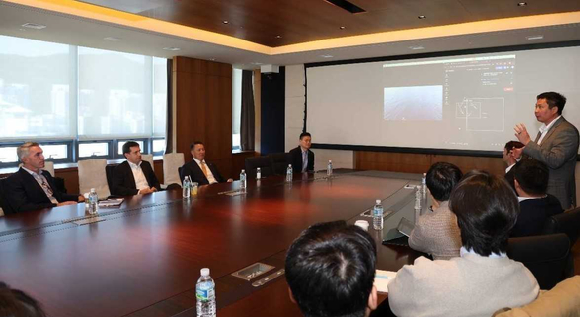 폴 르윈(Paul Lwin) 해벅AI(HavocAI) CEO(맨 오른쪽 발표자)가 한화 임직원들에게 하와이 앞 바다에 대기 중인 해벅AI의 무인수상정을 한화오션 거제사업장에서 원격 통제하는 기술 시연을 선보이고 있다. [사진=한화]