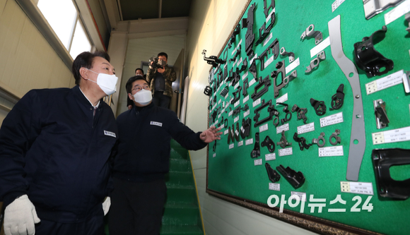 윤석열 국민의힘 대선후보가 중소기업 경영 및 근로환경 개선 현장 방문을 위해 10일 인천 남동공단 경우정밀을 찾은 가운데 공장 관계자와 현장을 둘러보고 있다. [사진=국회사진취재단]