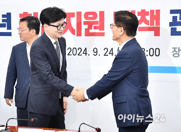 한동훈 국민의힘 당대표와 김문수 고용노동부 장관이 24일 오전 서울 여의도 국회에서 열린 청년 취업지원 대책 관련 당·정협의회에 참석하며 악수하고 있다. [사진=곽영래 기자]