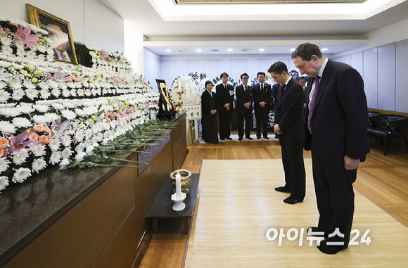 제임스 헬러 주한 미국대사대리가 29일 서울 종로구 서울대학교병원 장례식장에 마련된 고 이해찬 전 국무총리의 빈소에서 조문을 하고 있다. [사진=사진공동취재단]