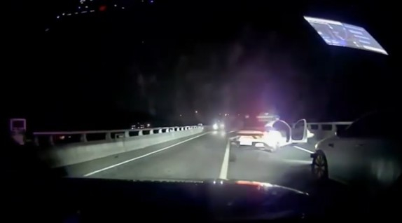 경찰이 피의자를 쫓는 장면 [사진=경남경찰청]