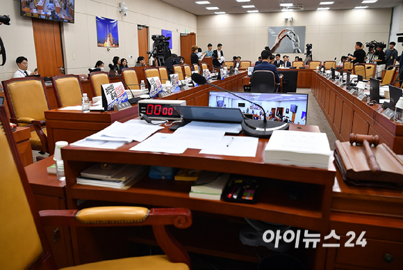 14일 오전 서울 여의도 국회 과학기술정보방송통신위원회에서 열린 배경훈 과학기술정보통신부 장관 후보자 인사청문회에서 국민의힘 의원들의 ‘최민희 독재 OUT’ 피켓을 붙이고 있다. 최민희 위원장은 피켓에 항의하며 산회를 선언 후 퇴장했다. [사진=곽영래 기자]
