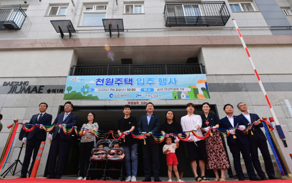 유정복 인천광역시장이 2일 천원주택 입주 행사에서 주형환 저출산·고령사회위원회 부위원장 등 참석자들과 테이프 커팅식을 하고 있다. [사진=인천시]