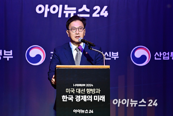 매년 하반기에 주요 이슈를 진단하고 대응 방안을 논의하는 '아이포럼 2024'가 '미국 대선 향방과 한국 경제의 미래' 라는 주제로 23일 서울 중구 롯데호텔 크리스탈볼룸에서 열렸다.김범석 기획재정부 제1차관이 축사를 하고 있다. [사진=곽영래 기자]