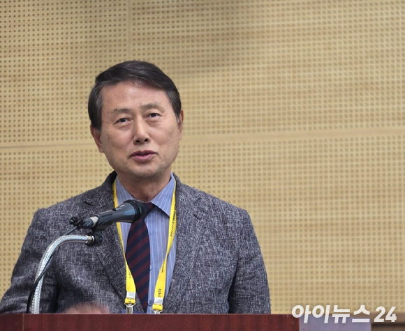 26일 오후 광주광역시 김대중컨벤션센터에서 열린 '2024 광주 에이스페어 케이블TV 기획 세미나'에서 황희만 한국케이블TV방송협회장이 축사하고 있다. [사진=안세준 기자]