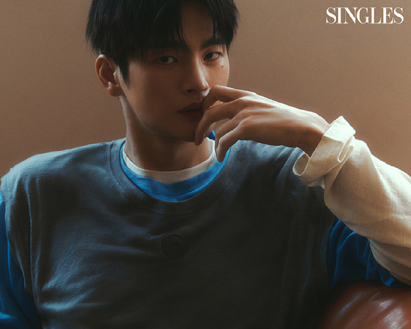 배우 서인국이 화보 촬영에서 포즈를 취하고 있다. [사진=싱글즈]