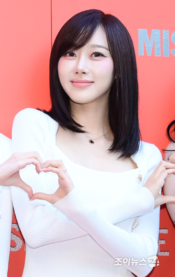 그룹 에스파(aespa) 지젤이 19일 오후 서울 성동구 성수동 올리브영N 성수에서 열린 미쟝센 '퍼펙트 세럼 팝업' 팝업 행사 오픈 기념 포토콜 행사에 참석하고 있다. [사진=정소희 기자]