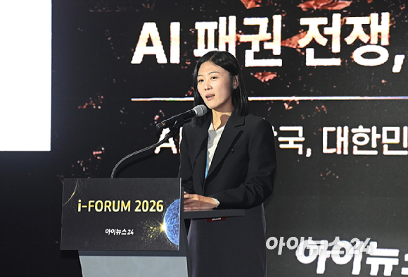 종합경제미디어 아이뉴스24의 대표 지식 컨퍼런스 '아이포럼 2026'이 22일 서울 용산구 서울드래곤시티 한라홀에서 'AI 패권 전쟁, 새로운 질서: AI 3대 강국, 대한민국의 현재와 미래'를 주제로 열린 가운데 진하영 리얼월드(RLWRLD) 사업개발 이사가 'Physical AI at the Inflection Point: Global Leaders and the Race for Real-World Intelligence'라는 주제로 발표하고 있다. [사진=곽영래 기자]