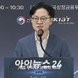 김정관 산업통상부 장관이 15일 서울 영등포구 SK증권빌딩에서 열린 토론회에서 참석자들과 기념 촬영하고 있다. 2026.7.15 [사진=산업통상부]