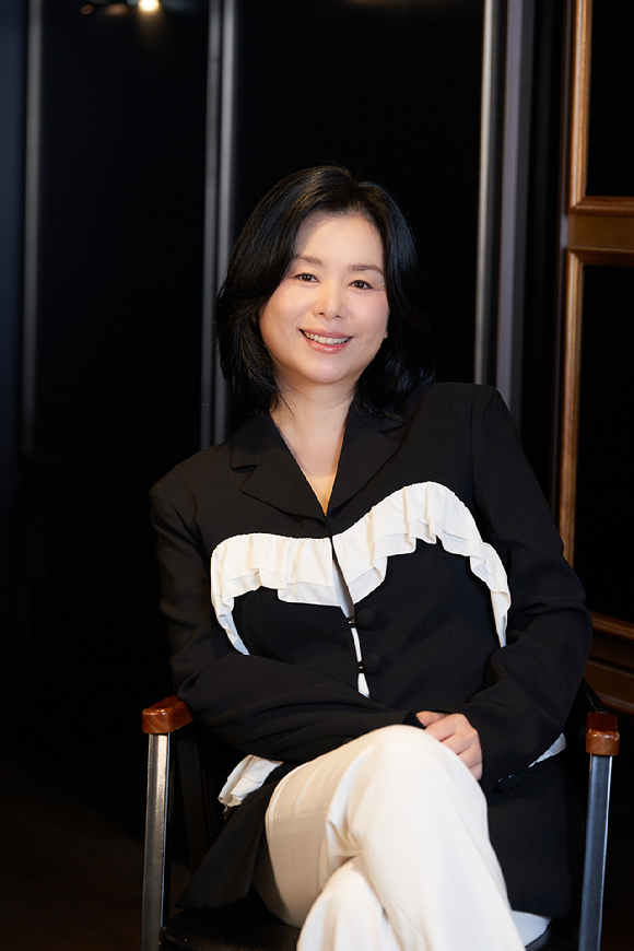 배우 장혜진이 영화 '넘버원' 인터뷰에 앞서 포즈를 취하고 있다. [사진=㈜바이포엠스튜디오]