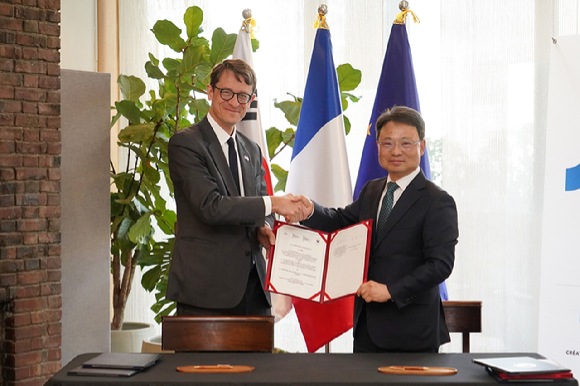 박은식 산림청장(오른쪽)이 1일 필립 베르투 주한 프랑스 대사(왼쪽)와 한-프 산불 협력 의향서 체결하고 기념사진을 촬영하고 있다 [사진=산림청]
