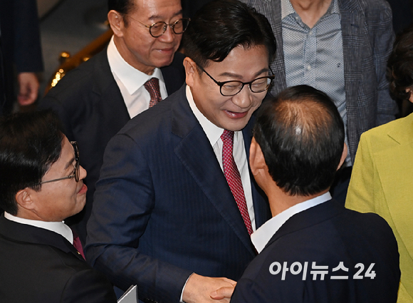 정점식 국민의힘 원내대표가 8일 국회에서 열린 정기국회 제4차 본회의에서 교섭단체 대표 연설을 마친 뒤 의원들과 악수하고 있다. [사진=곽영래 기자]