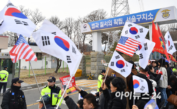 법원이 윤석열 대통령의 구속취소 청구를 인용한 7일 오후 경기도 의왕시 서울 구치소 앞에는&nbsp;윤 대통령 지지자들이&nbsp;태극기와 성조기를 들고&nbsp;윤 대통령 즉시 석방을 촉구하는&nbsp;구호를 외치고 있습니다. [사진=곽영래 기자]