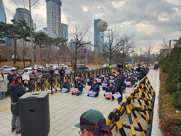 한국항공우주산업(KAI) 노동조합 확대 간부 100여 명이 10일 서울 여의도 한국수출입은행 본점 앞에서 사장 인선 촉구 집회를 열고 있다. [사진=KAI 노조]