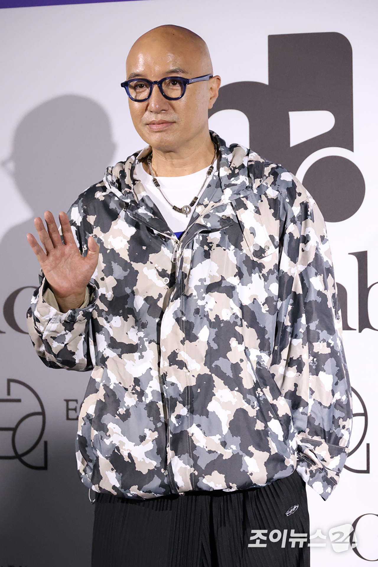 방송인 홍석천이 1일 오후 서울 중구 동대문디자인플라자에서 진행된 2027 S/S 서울패션위크 '홀리넘버세븐' 컬렉션에 참석해 포즈를 취하고 있다. [사진=문수지 기자]