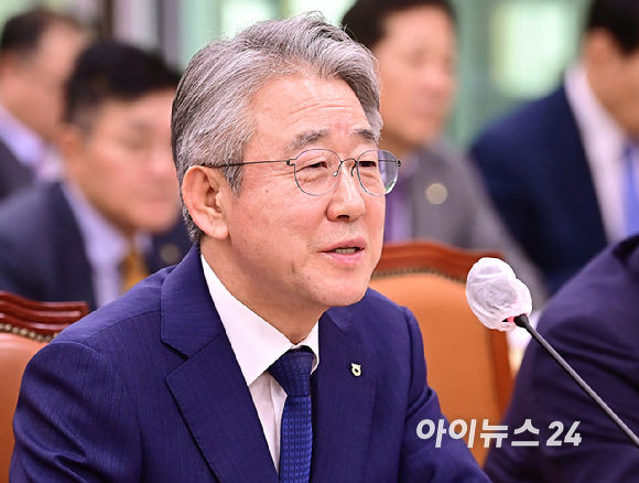 강호동 농협중앙회장이 18일 오전 서울 여의도 국회 농림축산식품해양수산위원회에서 열린 농업협동조합중앙회·농협경제지주·농협금융지주 국정감사에서 의원 질의에 답하고 있다. [사진=곽영래 기자]